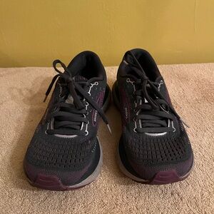 Brooks Women Black and Purple Athletic Shoes Size 7